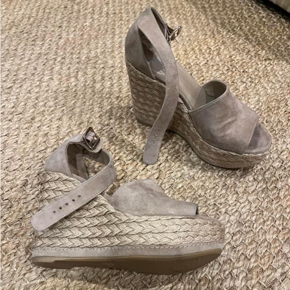 Stuart Weitzman sojojute braided open toe wedge
Size 7
Excellent condition